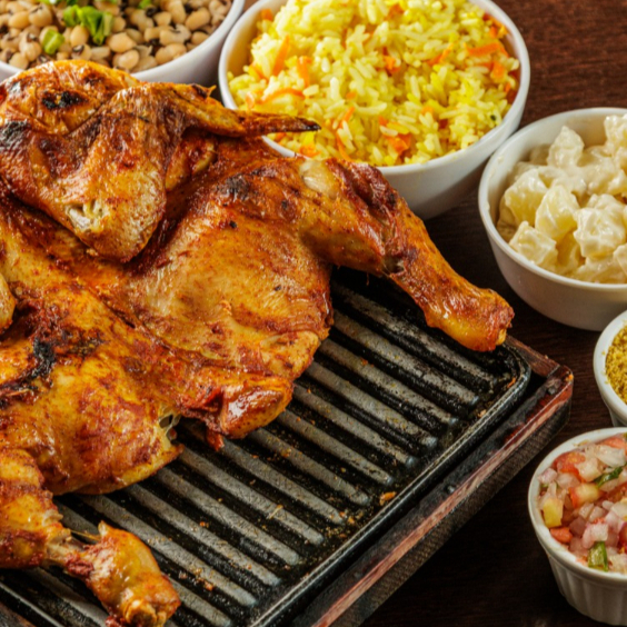 Galeto assado na churrasqueira. Acompanha arroz acenourado, feijão macassar, bata maionese, vinagrete e farofa.