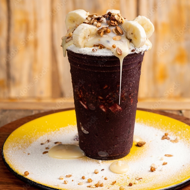 Açaí, banana, leite condensado e granola.