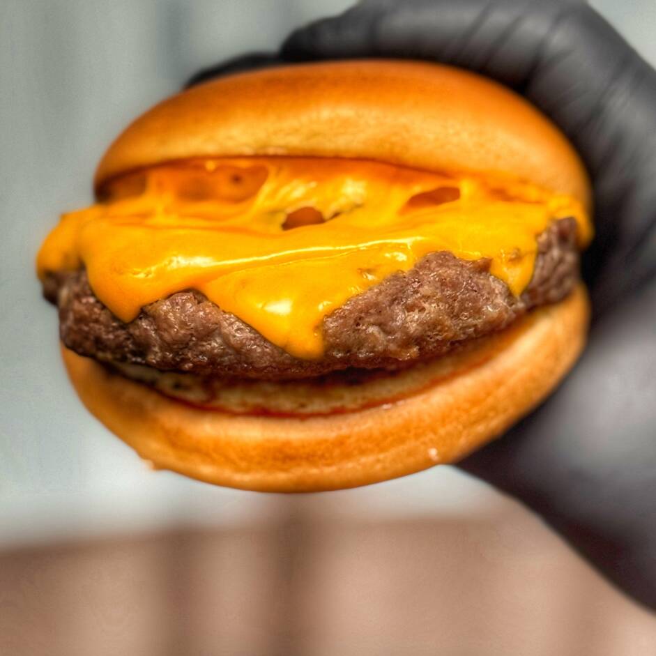 O Eris é a definição de um clássico de respeito, onde a qualidade de cada ingrediente é protagonista. Servido em nosso pão brioche premium, extremamente amanteigado e selado na chapa, este lanche traz um hambúrguer artesanal de 150g preparado para manter toda a sua suculência. A combinação é finalizada com duas fatias generosas de queijo cheddar derretido, que envolve a carne e garante aquele sabor tradicional e irresistível que todo amante de hambúrguer adora.