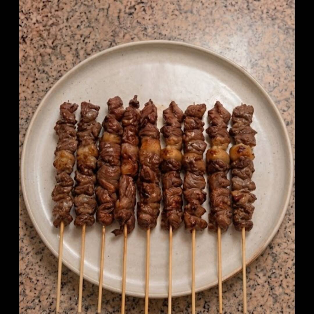 Nosso combo contempla 10 deliciosos espetinhos de carne de boi suculenta. Serve 3 pessoas.