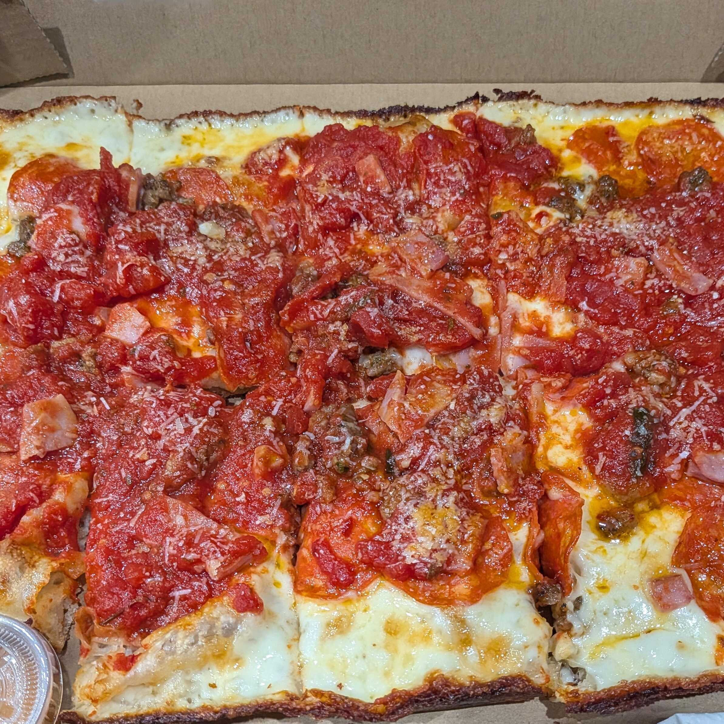 Pizza Meat Lover estilo Detroit