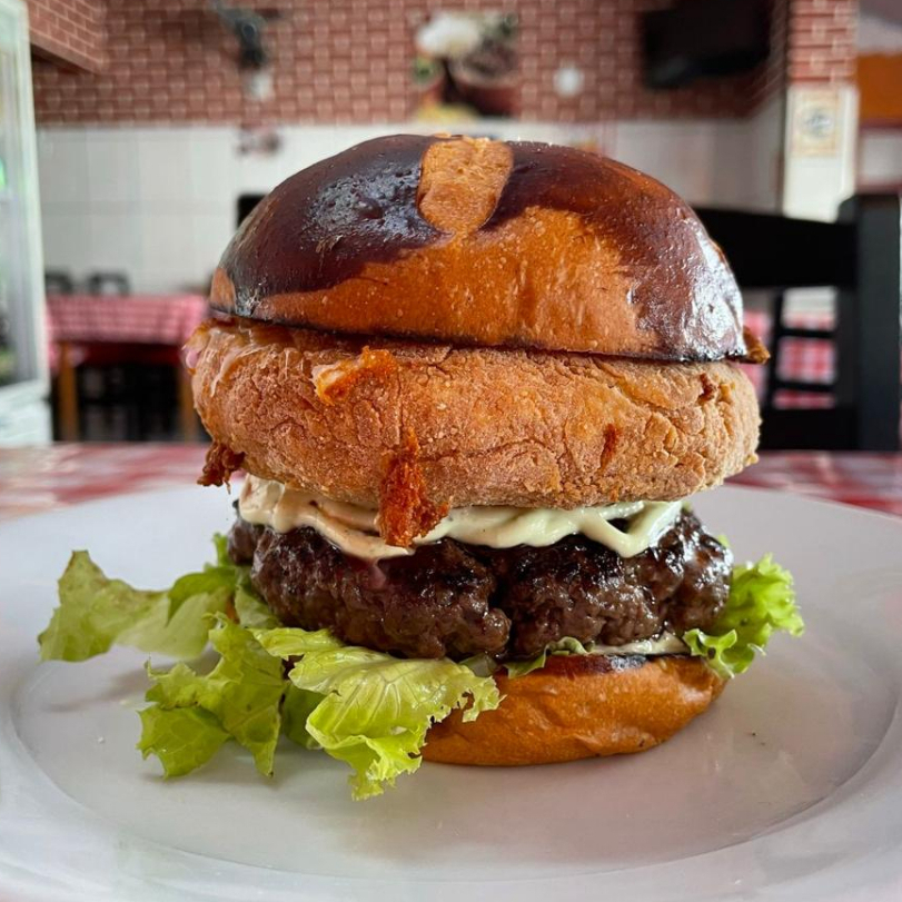 Pão Brioche, Hambúrguer 180g, Mussarela Empanada, Maionese da Casa, Tomate, Alface e Bacon + Batata Frita (Imagem Ilustrativa)