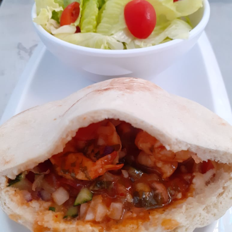 Pita Camarón a La Diabla con Ensalada de La Casa
