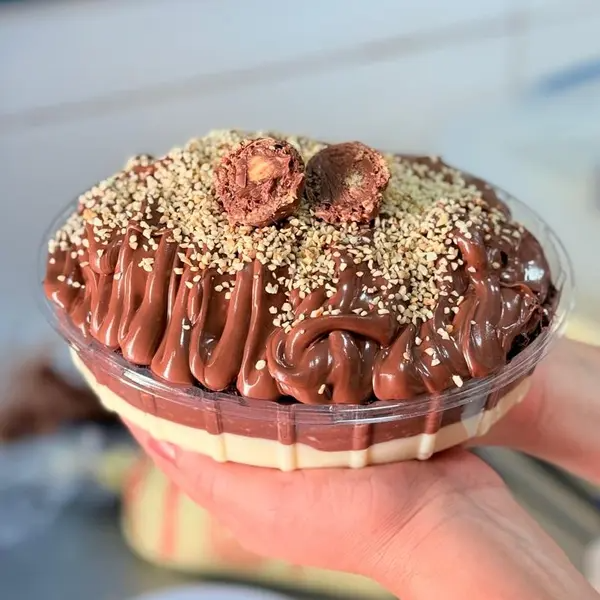 Nosso tradicional afogadinho de brownie, agora na travessa com o sabor sofisticado do creme de Ferrero e castanhas. Ideal para dividir com as pessoas que você mais gosta!