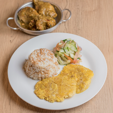 Almuerzo con Pollo Guisado