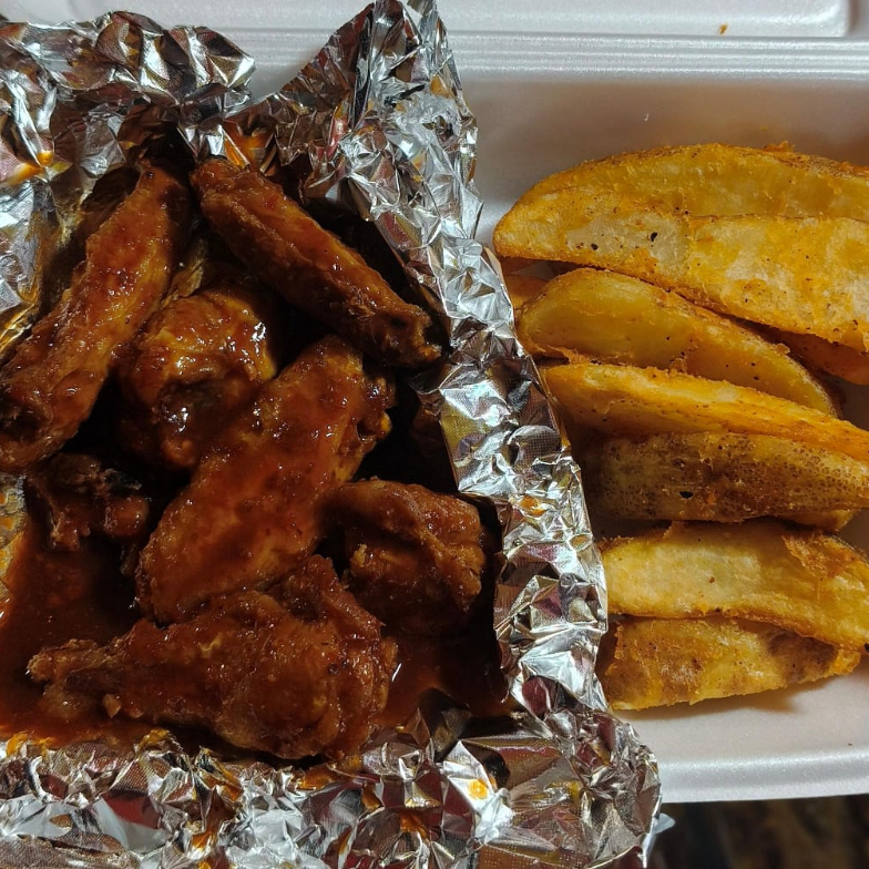 Alitas Búfalo acompañda de papas gajo