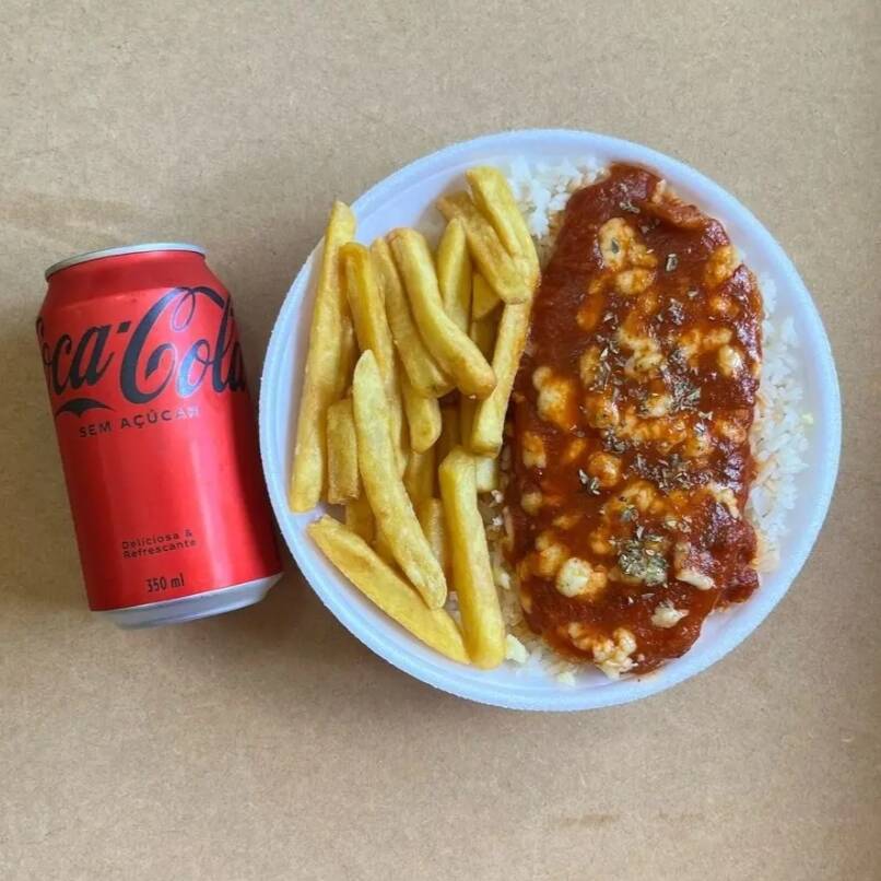 Marmita com delicioso filé de frango parmegiana (empanado na massa crocante coberto com molho de tomates e queijo) acompanhado de arroz branco, feijão preto, farofa e batatas fritas. Acompanha refrigerante Coca Zero lata 350ml bem gelado.
Marmita indicada para 01 pessoa.
APROX. 500 GRAMAS