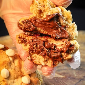 Um clássico que derrete só de olhar.
Massa de leite Ninho com recheio escandaloso de Nutella derretida.
Para comer quente e esquecer dos problemas.