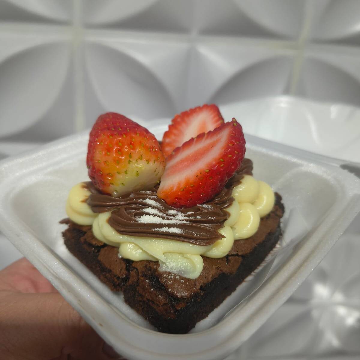 Brownie , brigadeiro de Ninho, Nutella(original) e morango.