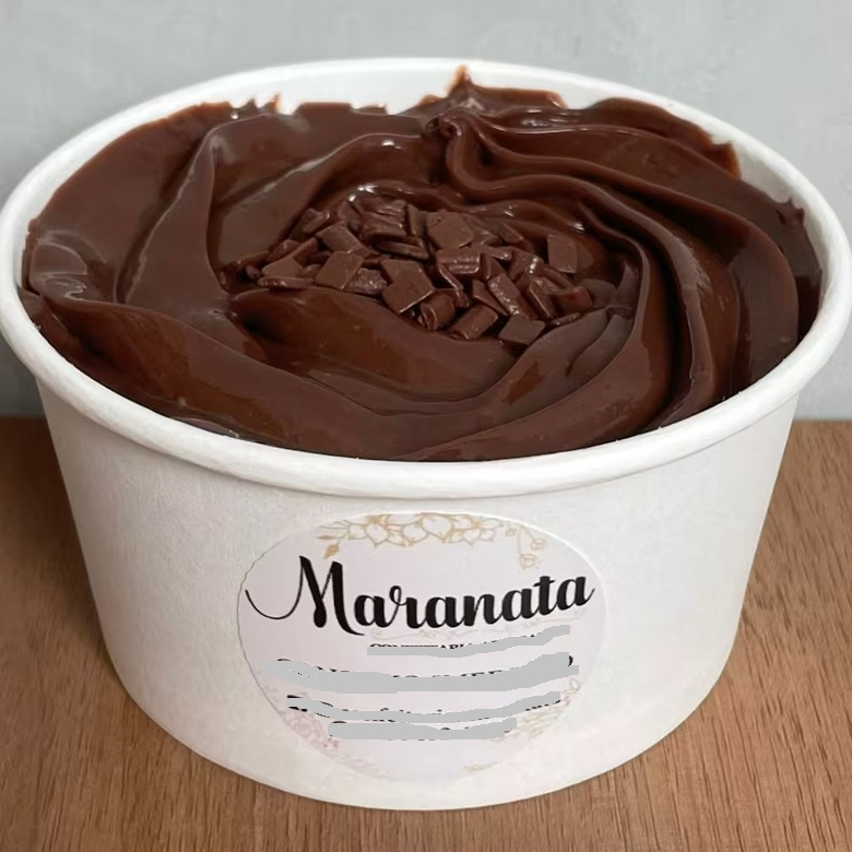Massa fofinha de chocolate molhada com calda de leite condensado, coberto com nosso cremoso brigadeiro gourmet. Super Chocolatudo. Esse é para vc que é louco por chocolate! Enviado em nosso pote biodegradável. Ótima opção para presente.