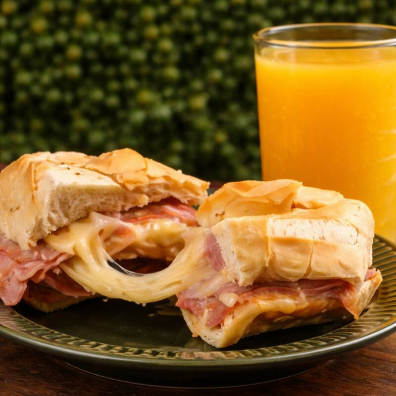 Nosso delicioso pão francês com presunto e queijo mussarela + suco natural de laranja 300ml