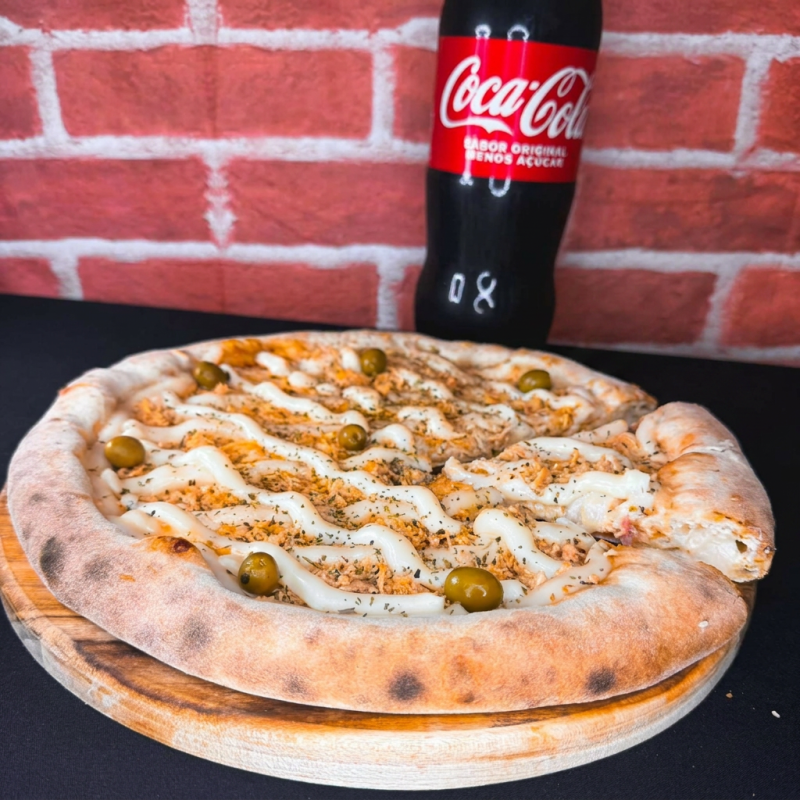 MOLHO,MUSSARELA,FRANGO COM CATUPIRY, OREGANO E AZEITONA + BORDA GRATIS CATUPIRY + COCA COLA 2 LITROS