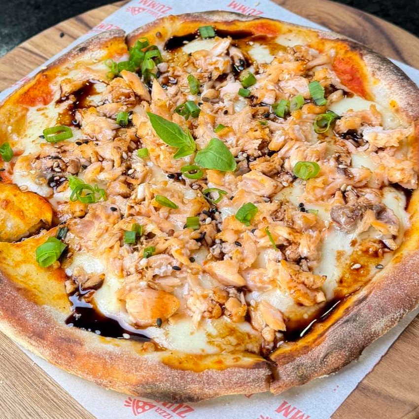 Pizza individual (brotinho) molho de tomate, queijo muçarela, salmão, gergelim, teriyaki e cebolinho. tamanho: 20cm, 4 fatias