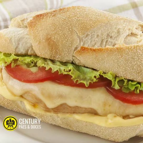 Filé de frango temperado no ponto certo, acompanhado de ovo, alface crocante, tomate fresco e queijo minas, garantindo um sabor leve e irresistível. 😋