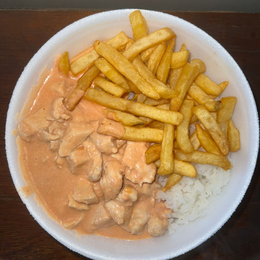 Acompanhamentos: Arroz, Fritas, Salada e Strogonoff de Frango.