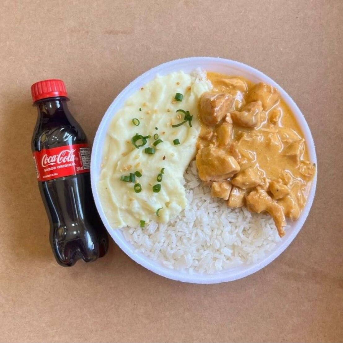 #Strogonoff de frango feito com cubos de peito de frango macios, envolvidos em um molho cremoso preparado com creme de leite, molho de tomate e temperos na medida certa. Acompanha arroz branco soltinho e batata palha crocante, purê de batata. Uma refeição clássica, saborosa e com aquele gostinho de comida caseira. Serve uma pessoa.
tamanho 500g
Aqui você encontra comida caseira de verdade, com aquele sabor de comida de mãe! 😋
Peça sua marmita, marmitex, prato feito (PF) ou refeição completa com entrega rápida. Temos strogonoff, feijoada, carreteiro, parmegiana, carne de panela, frango, lasanha e muito mais.
🍽️ Almoço • Jantar • Comida brasileira • Refeição pronta • Delivery de comida • Marmitas caprichadas • Tempero caseiro • Sabor de casa • Pratos executivos • Comida de verdade • Porções generosas • Entrega rápida.