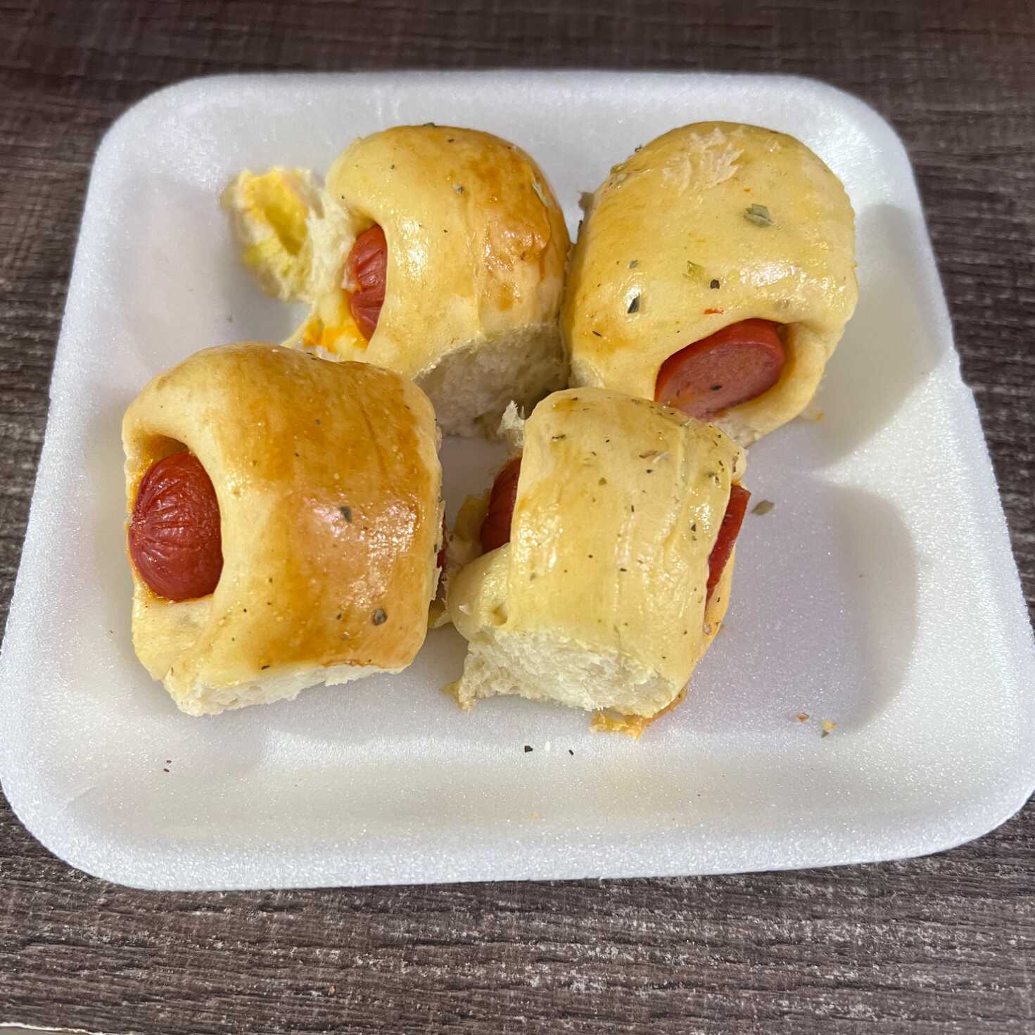 Doguinho tradicional feito com massa macia e salsicha (vina) bem saborosa. Assado até ficar douradinho por fora e macio por dentro. Perfeito para aquele lanche rápido e delicioso!