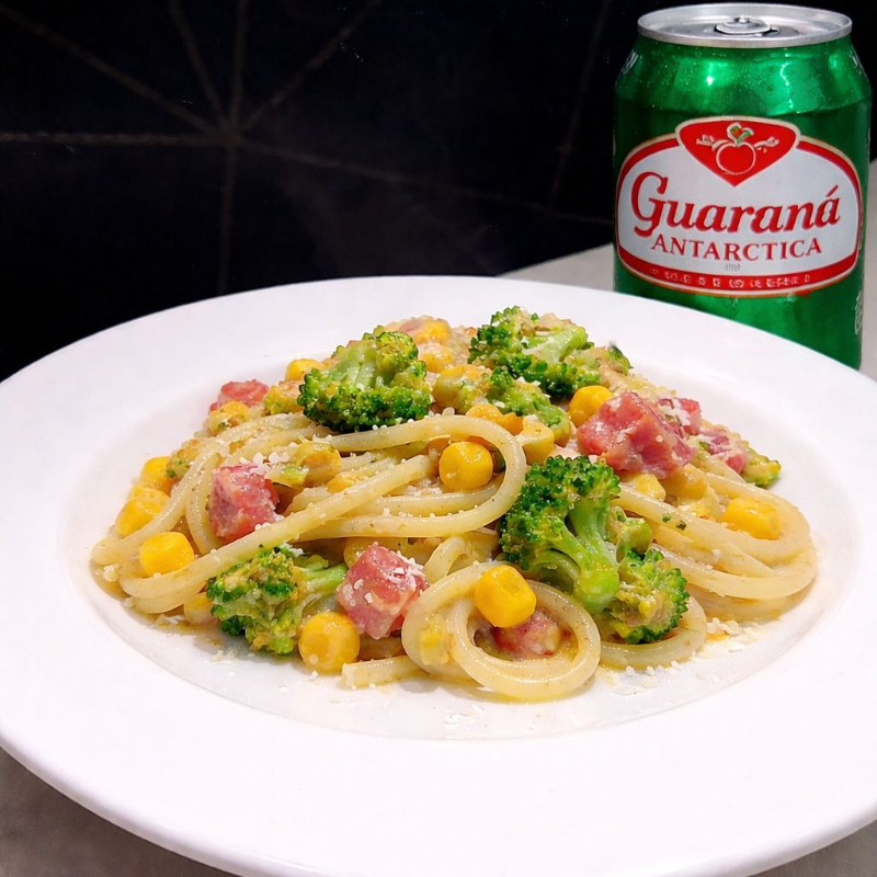 Massa al dente, Milho, Ervilhas, Presunto em cubos, Brócolis, Finalizado ao molho branco.