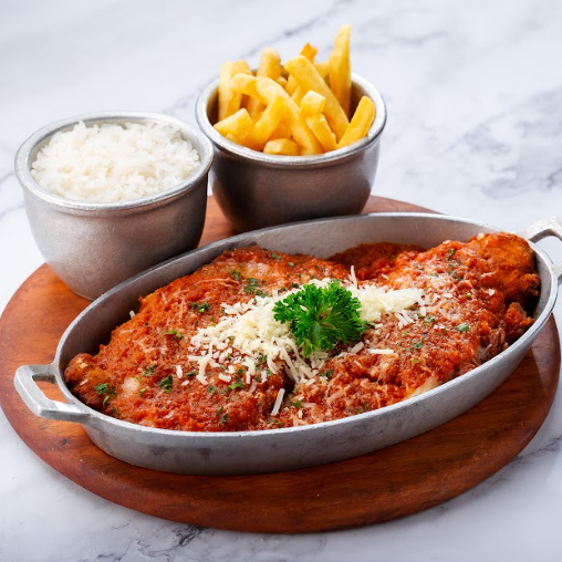 Prato Executivo Filé à parmegiana ao molho pomodoro, fritas e arroz branco.