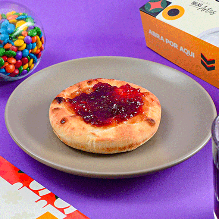 Recheio cremoso de cream cheese, combinado com chocolate branco derretido e uma deliciosa geleia de frutas vermelhas, tudo envolto em uma massa macia e crocante. A mistura perfeita de sabores doces e frescos, que vai encantar seu paladar a cada mordida. Peça agora e experimente essa verdadeira tentação de cheesecake!