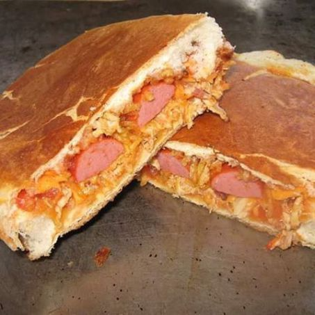 Pão de hot dog, salsicha, purê de batata, Batata palha, vinagrete, maionese e ketchup.