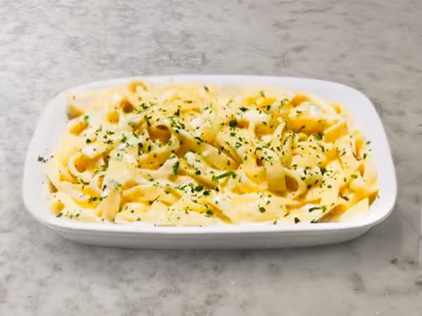 Acompanhamento de fettuccine ao molho alfredo com queijo parmesão.