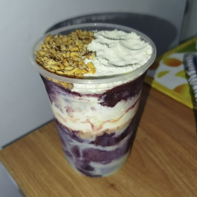 Manuella Açaí & Cia Prepare-se para uma explosão de sabores e qualidade! Nosso açaí de 400 ml é cremoso, geladinho e irresistível. Perfeito para quem ama energia, sabor e aquele toque especial que só a Manuella Açaí & Cia oferece. Monte do seu jeito com os melhores acompanhamentos e sinta o verdadeiro gosto da felicidade!