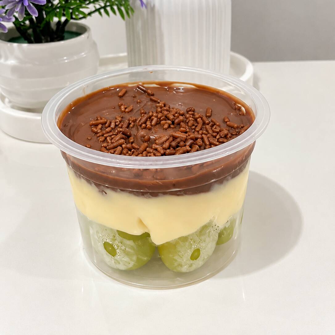 Mini surpresa de uva com brigadeiro de ninho e brigadeiro de chocolate