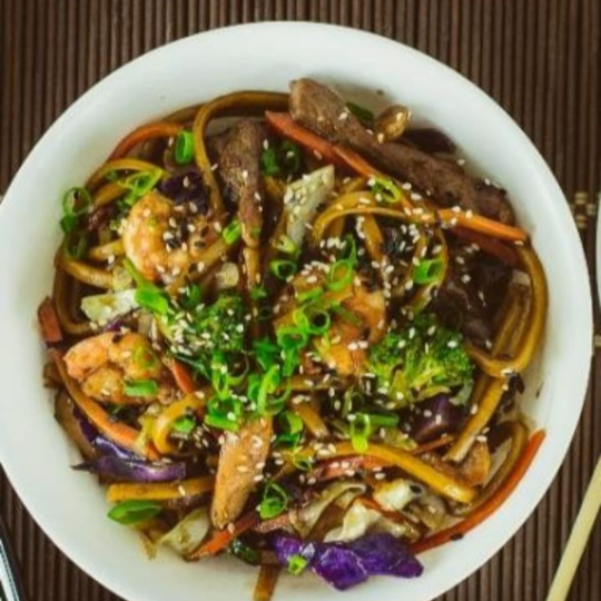 Macarrão artesanal, filé de frango em tiras e mix de legumes (pesa aprox. 600 gramas)