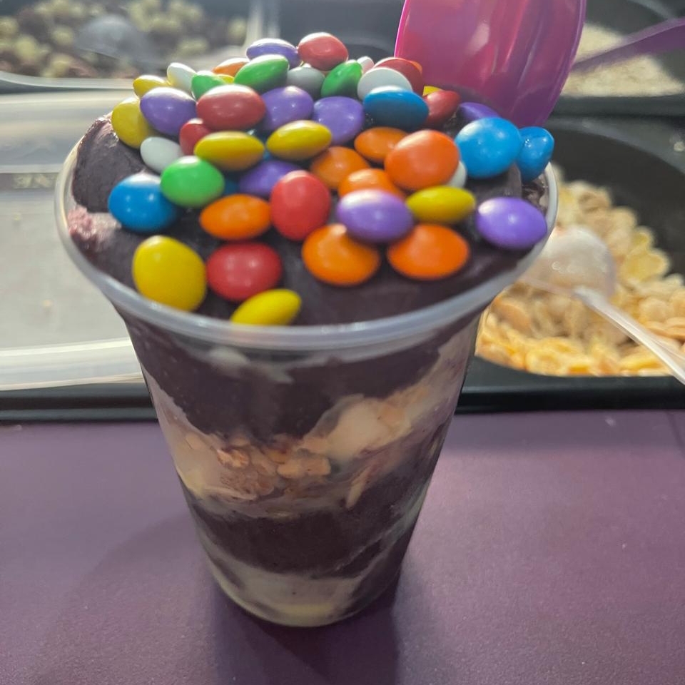 Copo bem recheado, montamos o copo com os itens que vc selecionar no cardápio frutas, acompanhamentos e cobertura.