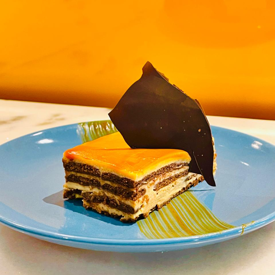 Torta gelada mousse de doce de leite com camadas de biscoito de chocolate, embebidos em café.