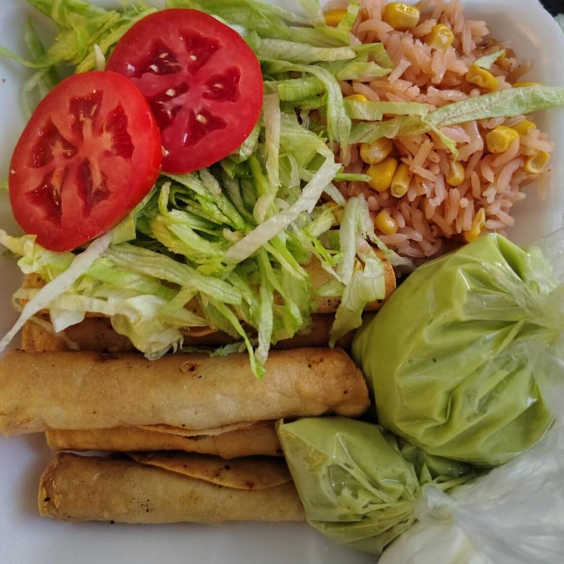 Flautas ,1 Guarnicion, ensalada y agua del.dia