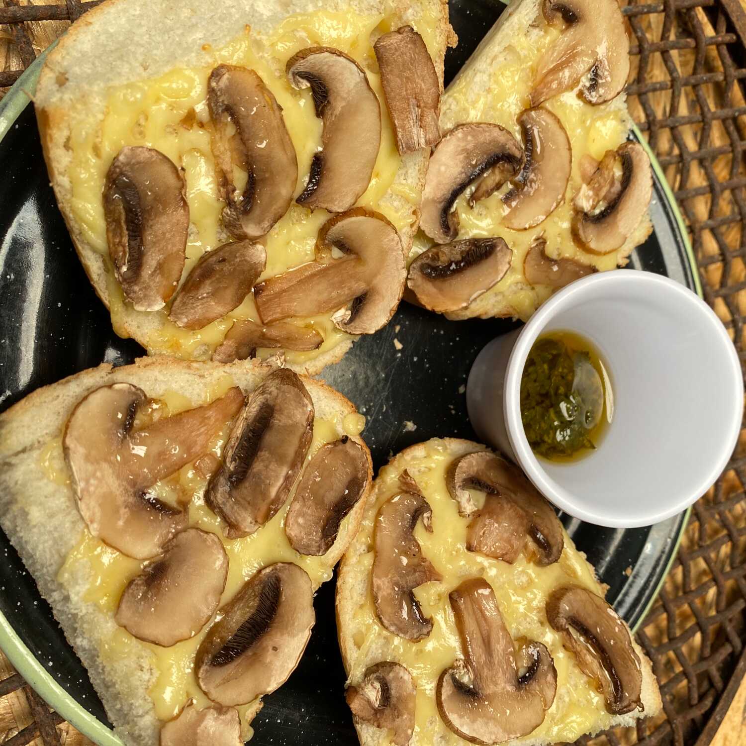 Molletes con Hongos
