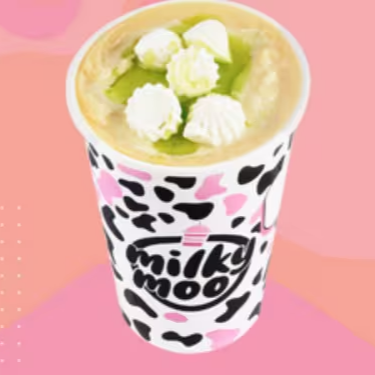 Brigadeiro feito com aquele leite em pó famoso, suco de limão, calda de limão e suspiros.