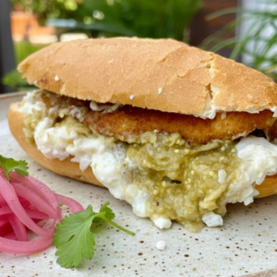 Torta de Chilaquiles con Milanesa