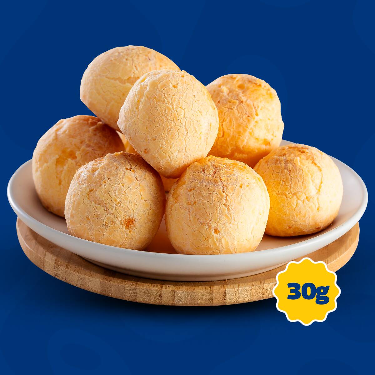 Nosso pão de queijo é feito com QUEIJO DE VERDADE, seguindo a tradição da receita caseira. Sem aromatizantes e sem essência, apenas sabor autêntico e a sensação de abraço de vó a cada mordida. Não contém glúten.