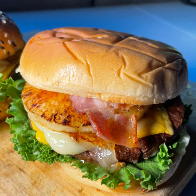 BURGUER HAWAIANA CON PAPAS