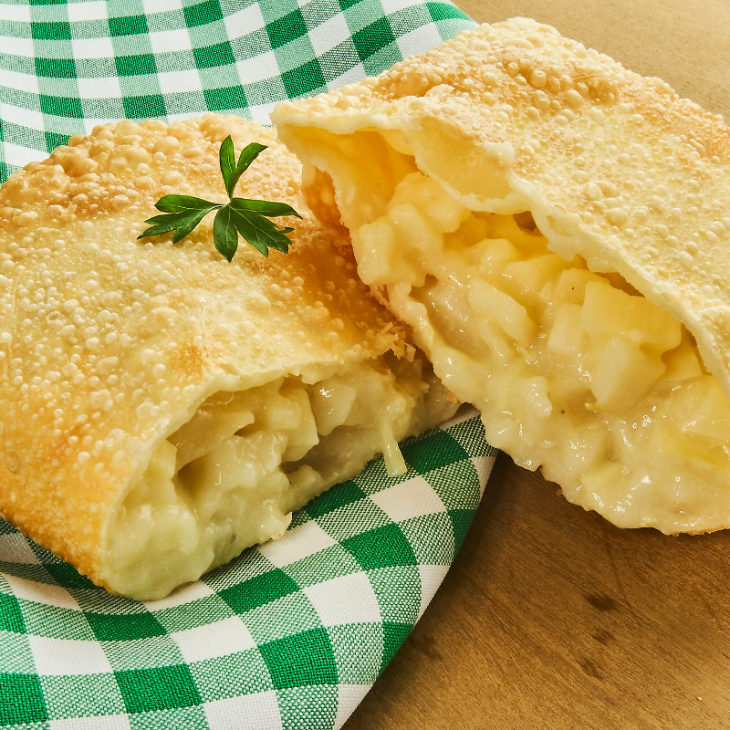 Leve, cremoso e muito saboroso! Pastel de 20 cm recheado com palmito macio, refogado com temperos selecionados, resultando em um recheio cremoso e muito bem temperado. Massa crocante por fora e recheio generoso por dentro — perfeito para quem aprecia sabores clássicos e delicados.