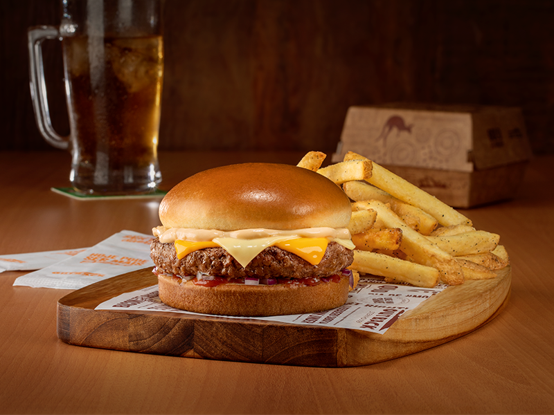 200g de hambúrger da casa no pão tipo brioche, queijo tipo cheddar, queijo tipo ementhal, cubos de cebola roxa, smoked mayo e ketchup defumado. Servido com um acompanhamento a sua escolha.
Contém lactose e glúten.