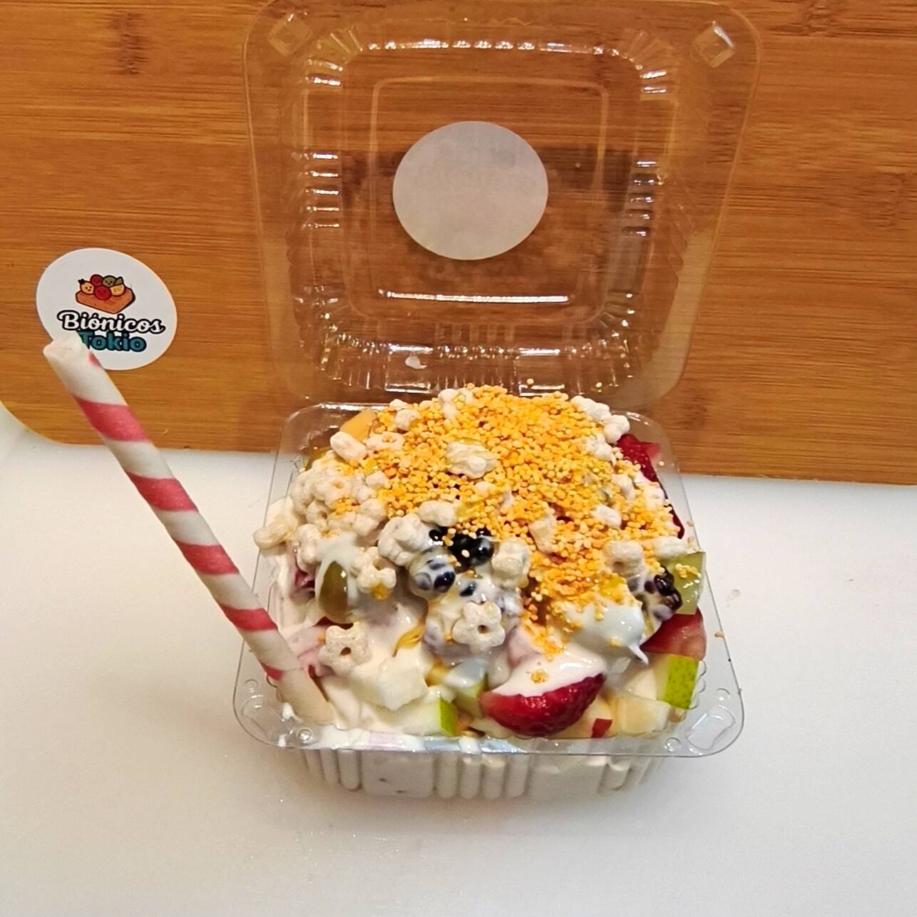 Yogurt natural con fruta grande