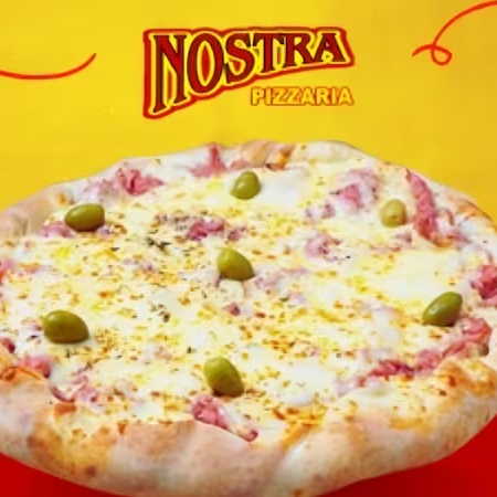 Com massa artesanal e nosso molho especial de tomate, esta pizza é coberta com presunto, ovos cozidos, cebola e generosa mussarela derretida. O toque de orégano realça os aromas tradicionais azeitonas.