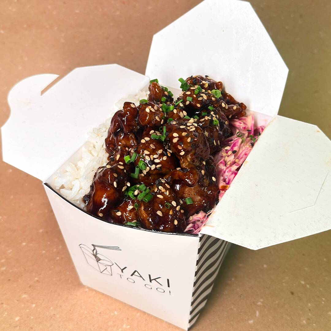 Frango frito com molho Coreano (levemente agridoce e picante) , acompanhado de arroz branco e salada de repolho roxo com molho rosé.