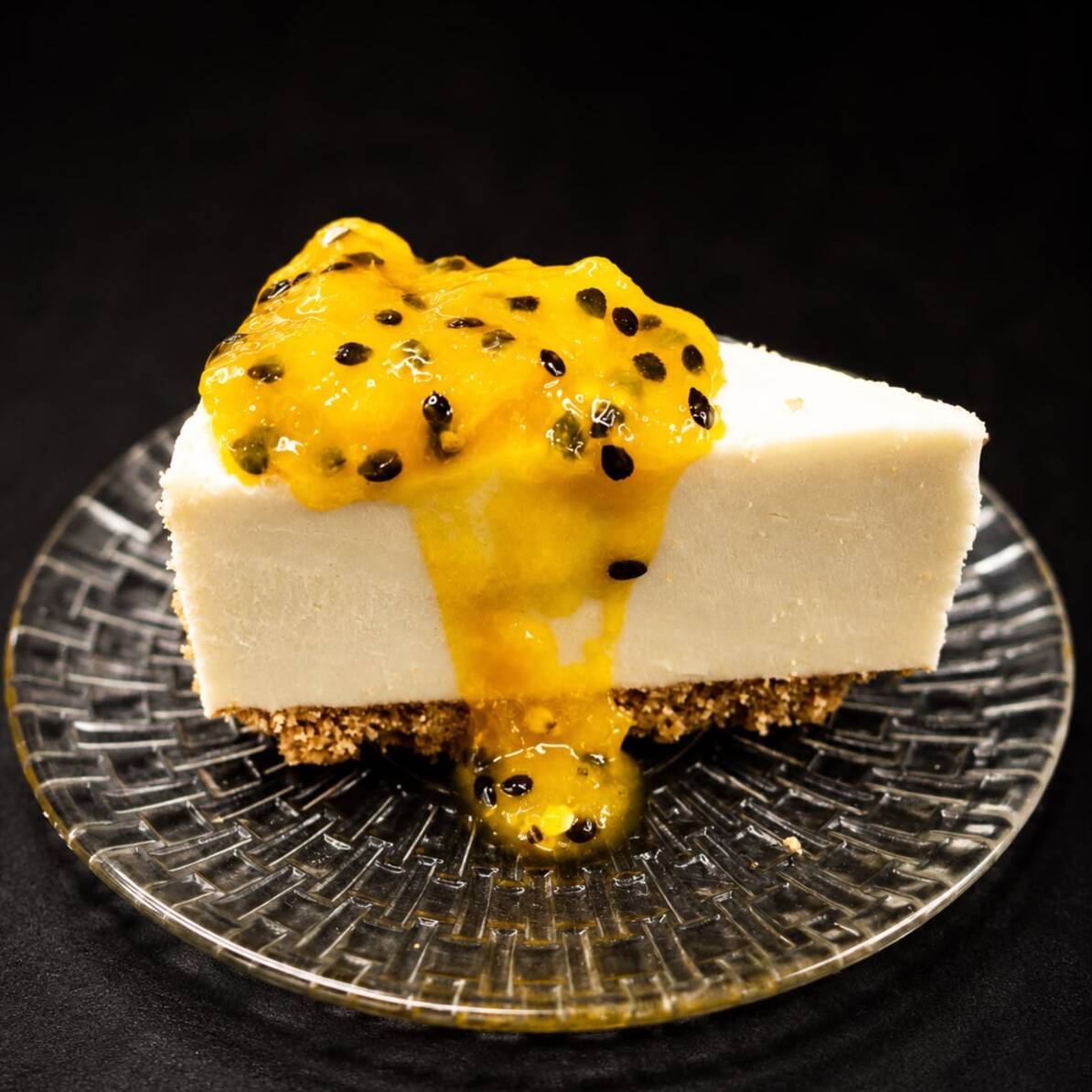 O clássico New Yorker Cheesecake, com sua textura cremosa, densa e aveludada, sobre uma delicada base crocante, ganha um toque tropical irresistível com uma generosa compota artesanal de maracujá com manga.
A acidez e o perfume do maracujá encontram a doçura e a cremosidade da manga, criando um contraste equilibrado e refrescante que complementa perfeitamente a riqueza do cheesecake.
