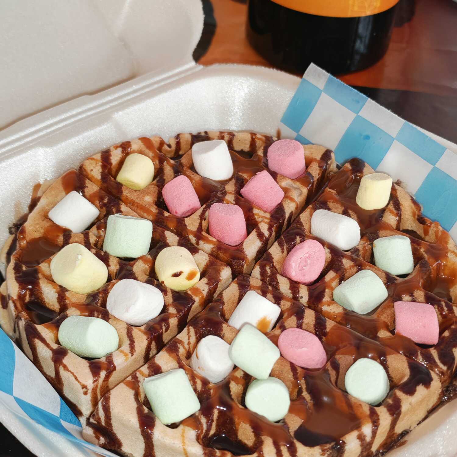 Waffle Arcoiris de Bombón