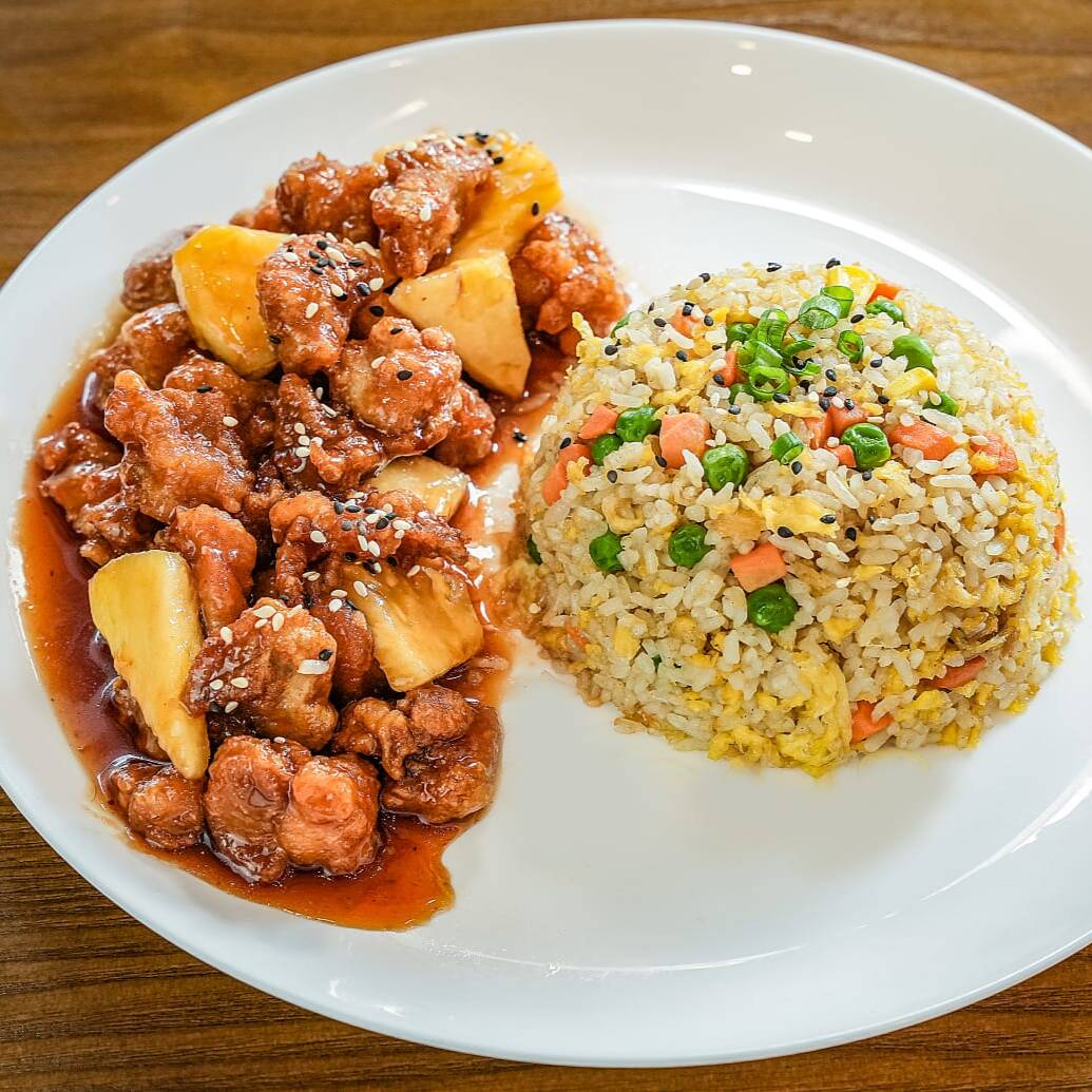Pollo a la Piña Agridulce con Arroz Frito