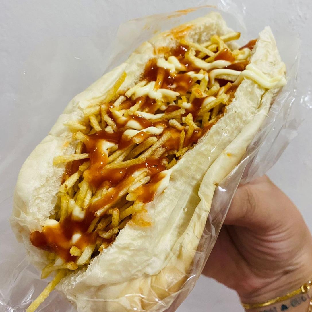 PÃO,PURÊ,2 SALSICHA,VINAGRETE,MILHO,BATATA PALHA,KETHUP,MAIONESE,MOSTARDA,BARBECUE,CHEDDAR