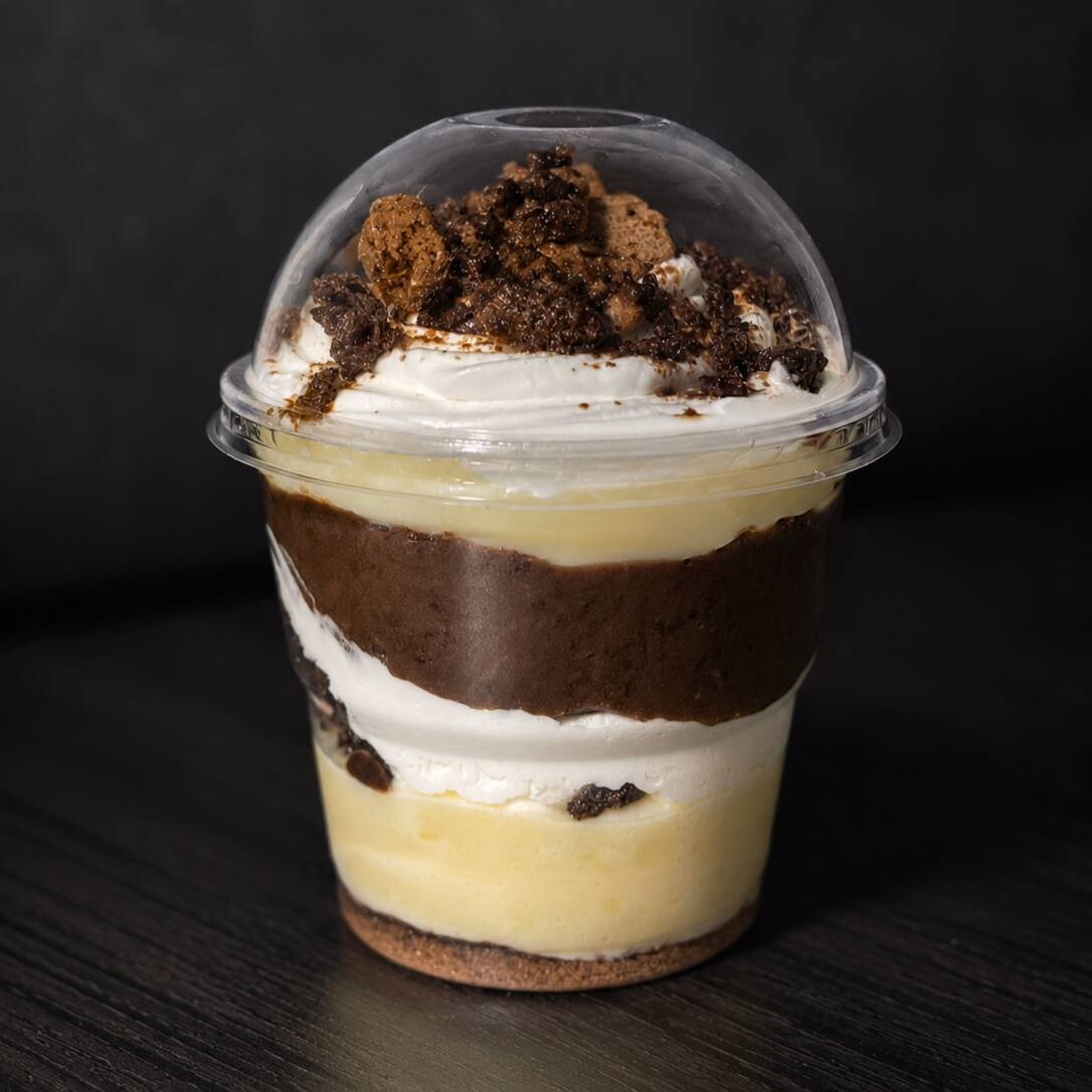 Ninho, ovomaltine crocante batido com chocolate, pedacinhos de brownie e finalizado com chantininho.