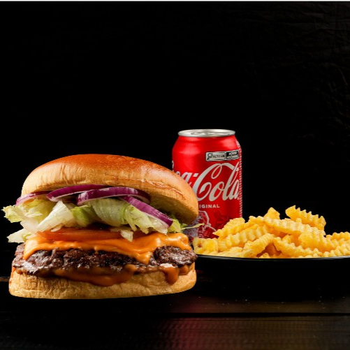 Pão Brioche, Hamburguer feito de cortes especiais 160g, Fatias de Queijo Cheddar, crocante Alface americana, Tomate e Cebola Roxa e um toque especial do nosso molho da casa + 125g Batata Crincle ( peso in Natura ) e Refri a seu gosto !