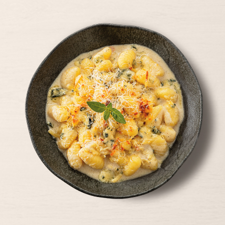 Macio e leve, servido com um delicioso creme de queijos com  gorgonzola, é muito sabor e cremosidade em cada garfada.