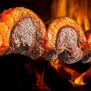 Espetinhos de picanha suculenta, temperados com sal grosso e grelhados na brasa.